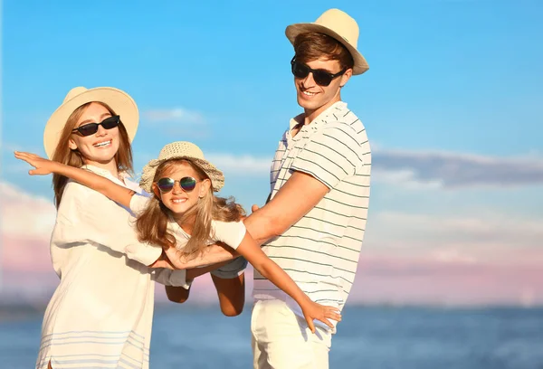 Familia Feliz Playa Del Mar Complejo —  Fotos de Stock
