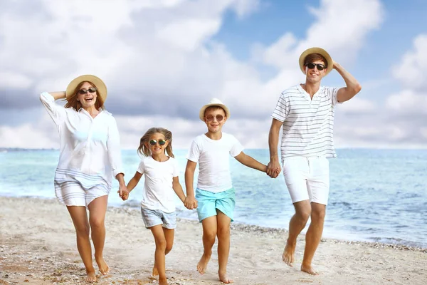 Glückliche Familie Strand Des Resorts — Stockfoto