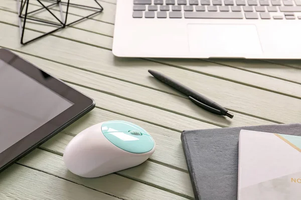 Masada bilgisayar, tablet bilgisayar, kırtasiye ve dizüstü bilgisayar