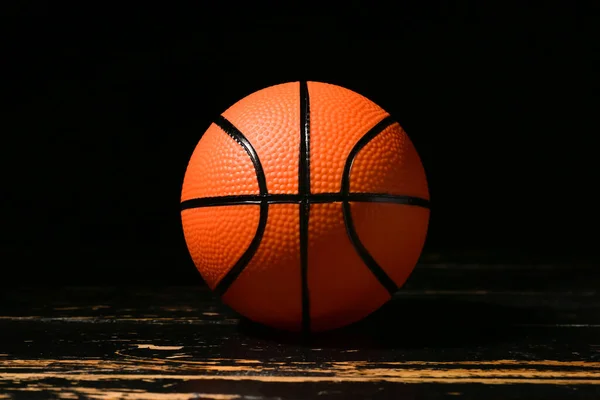 Pelota Para Jugar Baloncesto Sobre Fondo Oscuro —  Fotos de Stock