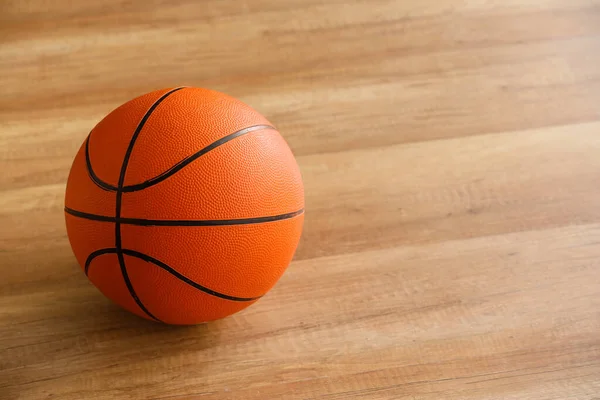 Μπάλα Για Μπάσκετ Στο Πάτωμα Του Γυμναστηρίου — Φωτογραφία Αρχείου