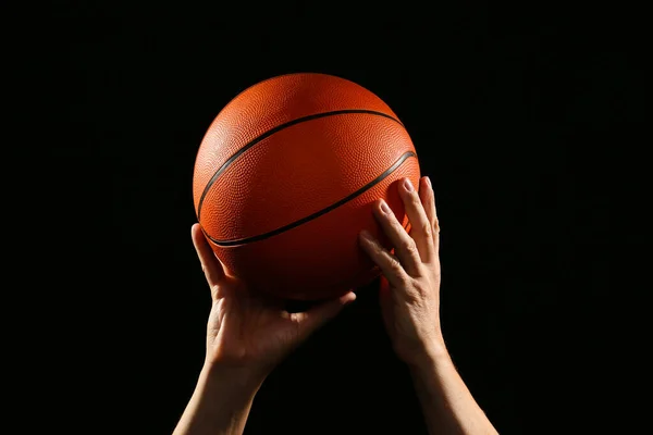 Manos Jugador Baloncesto Con Pelota Sobre Fondo Oscuro — Foto de Stock