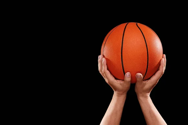 Hände Eines Basketballspielers Mit Ball Auf Dunklem Hintergrund — Stockfoto