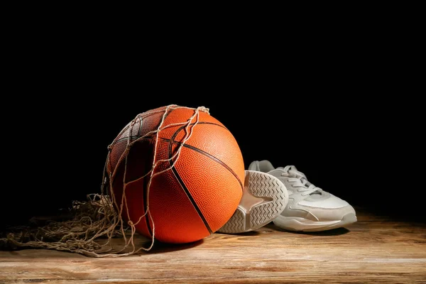 Pelota Para Jugar Baloncesto Zapatos Mesa Sobre Fondo Oscuro —  Fotos de Stock