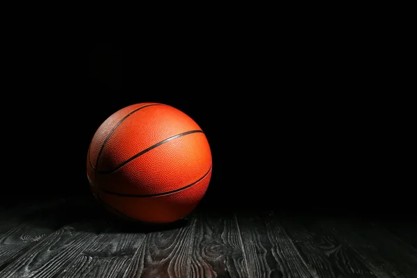 Bola Para Jogar Basquete Mesa Contra Fundo Escuro — Fotografia de Stock