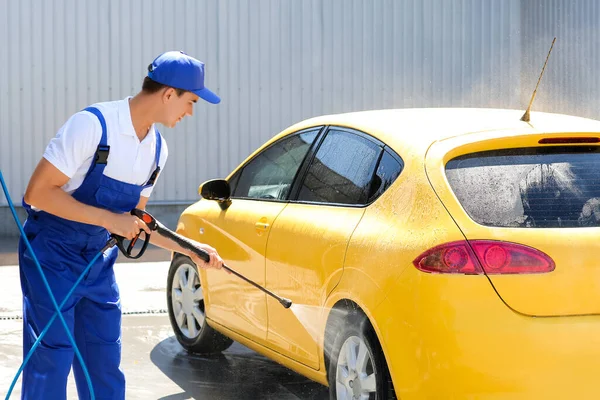 Worker Car Wash Cleaning Modern Automobile — Stock Photo, Image