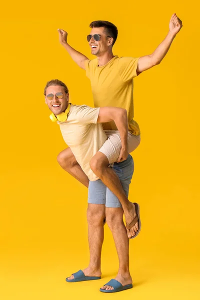 Glückliches Homosexuelles Paar Auf Farbigem Hintergrund — Stockfoto