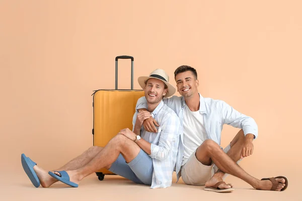 Pareja Turistas Gay Color Fondo — Foto de Stock