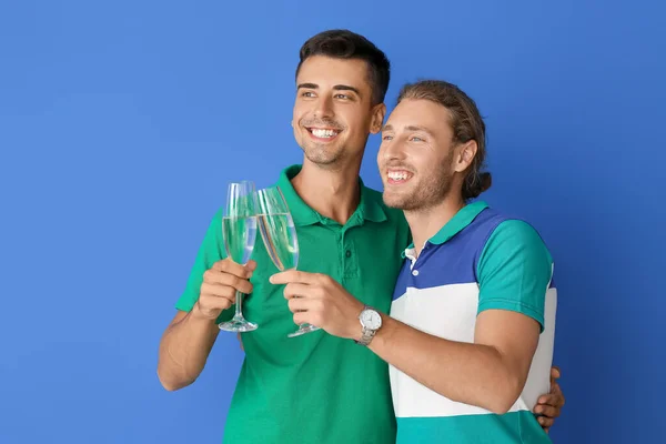 Feliz Gay Casal Com Champanhe Cor Fundo — Fotografia de Stock