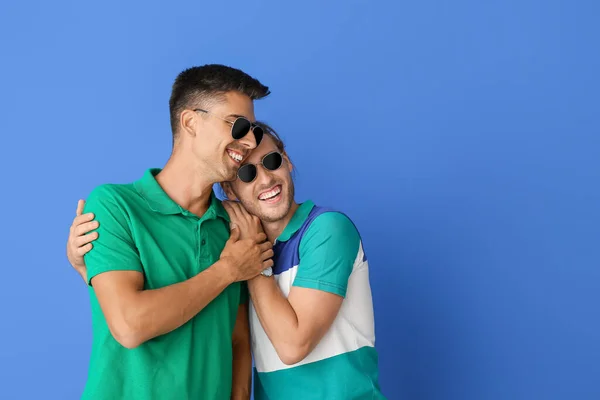 幸せなゲイカップル上の色の背景 — ストック写真