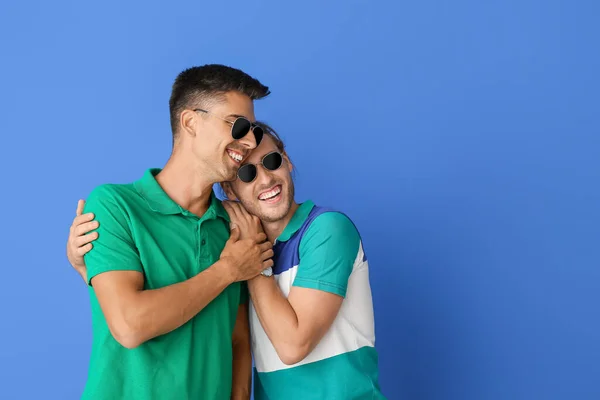 Feliz Pareja Gay Color Fondo — Foto de Stock