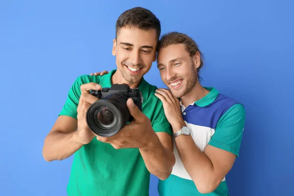 Happy Gay Couple Photo Camera Color Background — Stock Photo, Image