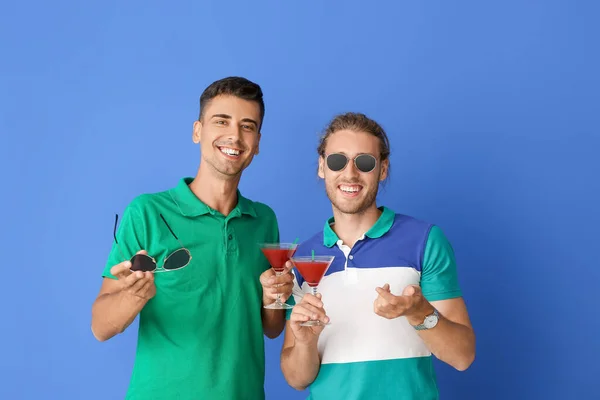 Feliz Gay Casal Com Coquetéis Cor Fundo — Fotografia de Stock