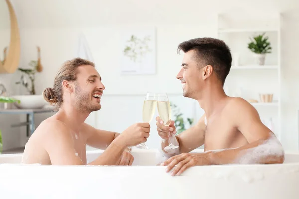 Glada Homosexuella Par Dricker Champagne Badrummet — Stockfoto