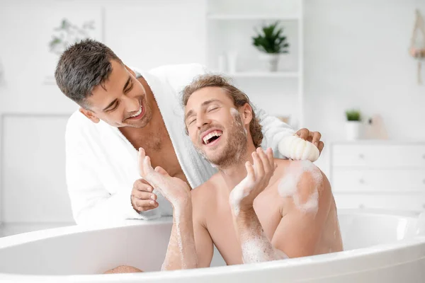 Šťastný Gayové Pár Tráví Čas Koupelně — Stock fotografie