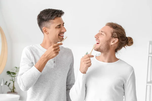 Gelukkig Gay Paar Poetsen Tanden Badkamer — Stockfoto