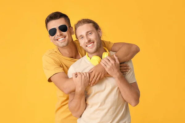 幸せなゲイカップル上の色の背景 — ストック写真