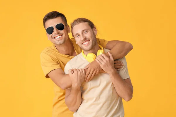 Glückliches Homosexuelles Paar Auf Farbigem Hintergrund — Stockfoto