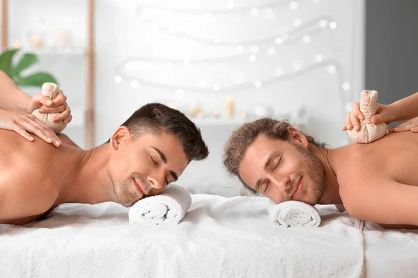 Glad Gay Par Avkopplande Spa Salong — Stockfoto