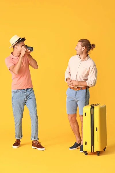 Couple Gay Tourists Color Background — Stock Photo, Image
