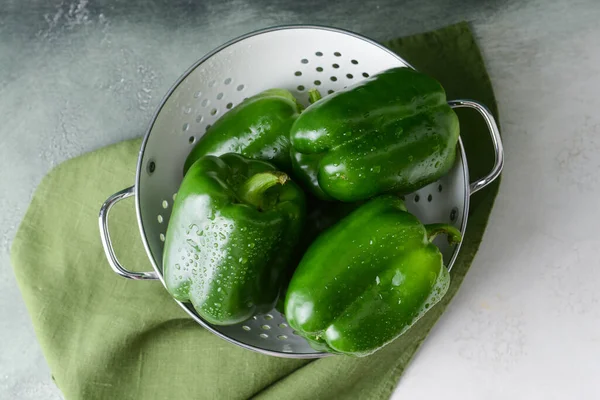 Green Bell Pepper Colander Table — Stock Photo, Image