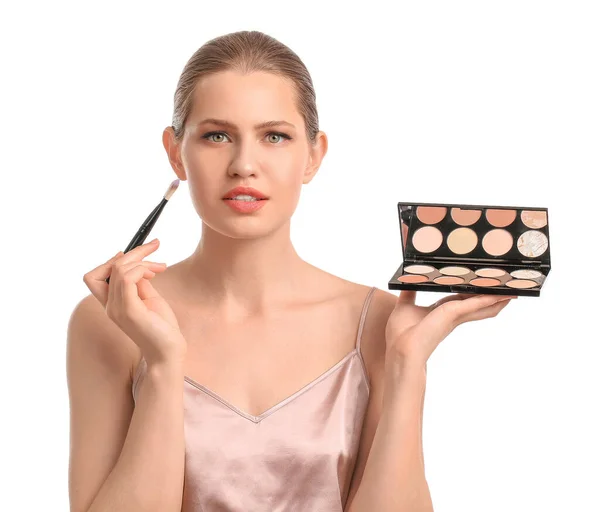 Vacker Ung Kvinna Med Makeup Borste Och Ögonskuggor Vit Bakgrund — Stockfoto