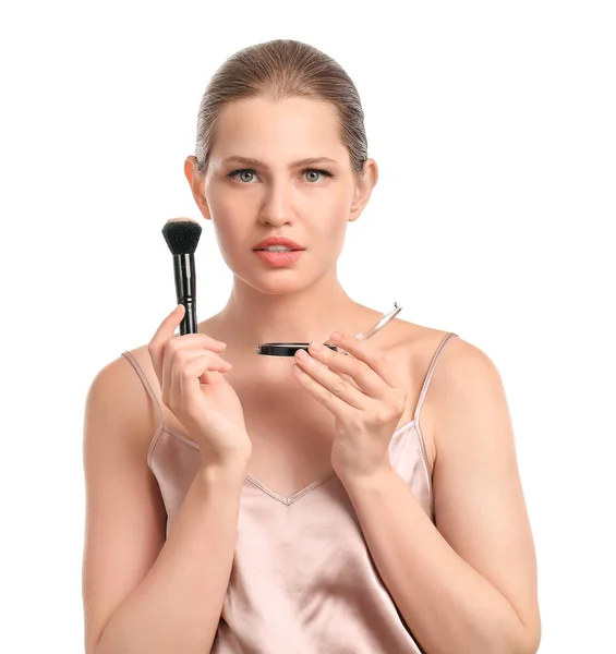 Vacker Ung Kvinna Med Makeup Borste Och Kosmetika Vit Bakgrund — Stockfoto