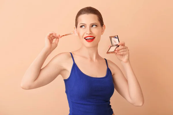 Hermosa Mujer Joven Con Cepillo Maquillaje Cosméticos Sobre Fondo Color — Foto de Stock