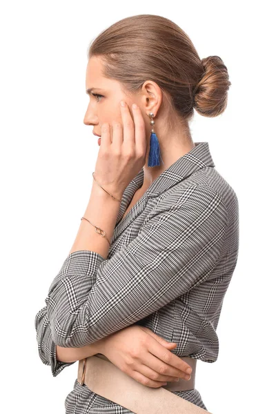 Mooie Jonge Vrouw Dragen Stijlvolle Sieraden Witte Achtergrond — Stockfoto