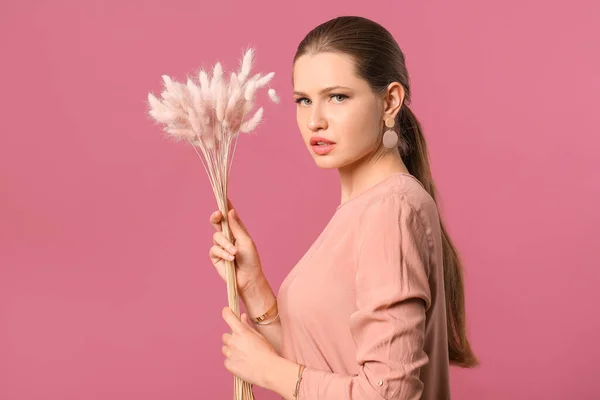 Vacker Ung Kvinna Bär Snygga Smycken Färg Bakgrund — Stockfoto