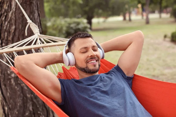 Hombre Guapo Escuchando Música Mientras Relaja Hamaca Aire Libre —  Fotos de Stock