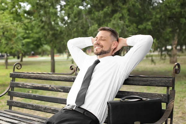 Snygg Affärsman Avkopplande Parken — Stockfoto