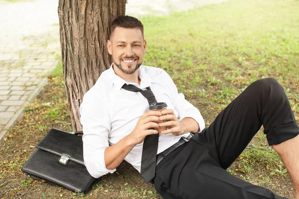 Hombre Negocios Guapo Relajándose Parque — Foto de Stock