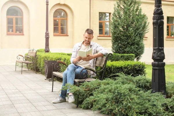 Hombre Guapo Leyendo Libro Mientras Relaja Parque — Foto de Stock