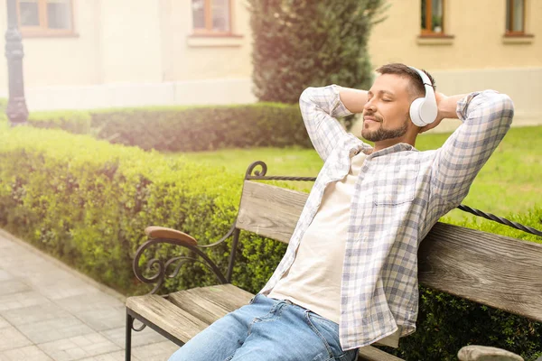 Hombre Guapo Escuchando Música Mientras Relaja Parque — Foto de Stock