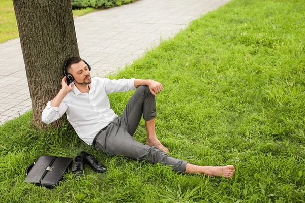 Handsome Businessman Listening Music While Relaxing Park — Stock Photo, Image