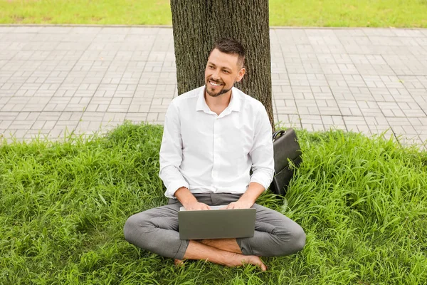 Handsome Businessman Laptop Relaxing Park — Stock Photo, Image