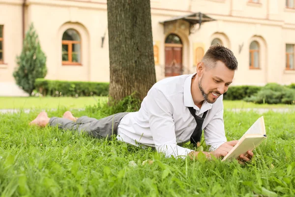 Knappe Zakenman Boek Lezen Terwijl Ontspannen Het Park — Stockfoto