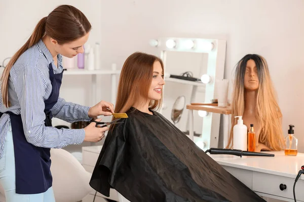 Peluquería Trabajando Con Una Mujer Joven Salón Belleza —  Fotos de Stock