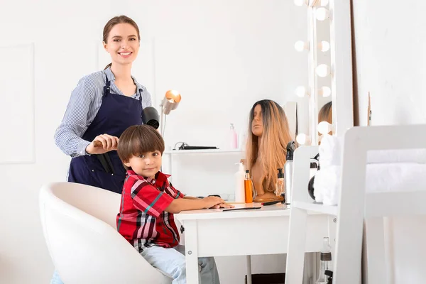 Kvinnlig Frisör Arbetar Med Liten Pojke Salong — Stockfoto