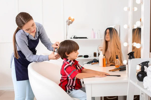 Kvinnlig Frisör Arbetar Med Liten Pojke Salong — Stockfoto