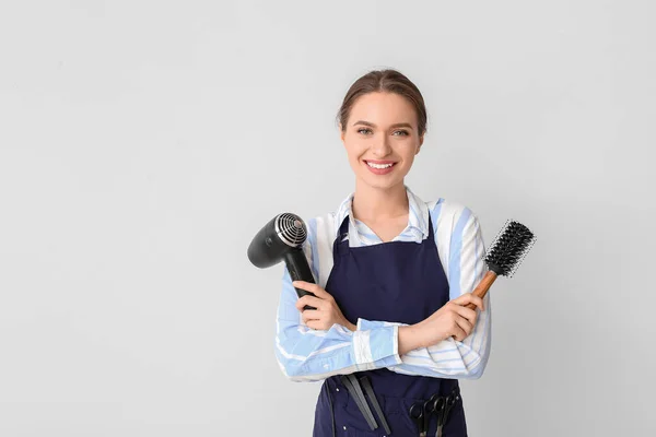 Vrouwelijke Kapper Lichte Achtergrond — Stockfoto