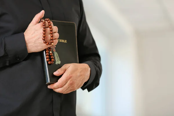 Sacerdote Masculino Com Contas Bíblia Rosário Casa Close — Fotografia de Stock