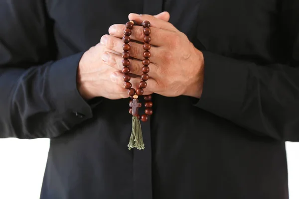 Man Bidden Priester Met Rozenkrans Kralen Close — Stockfoto
