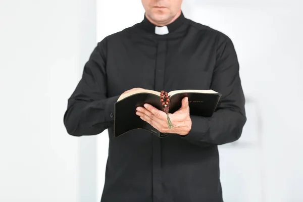 Männlicher Priester Mit Bibel Hause — Stockfoto