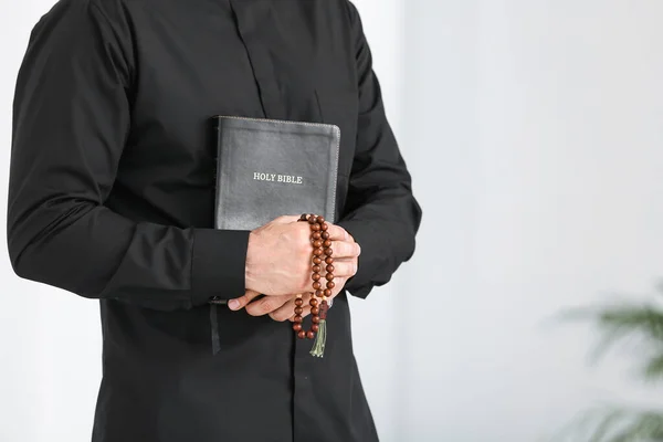 Männlicher Priester Mit Bibel Hause — Stockfoto