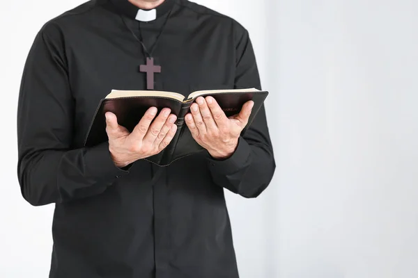 Männlicher Priester Mit Bibel Hause — Stockfoto