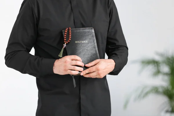 Männlicher Priester Mit Bibel Hause — Stockfoto