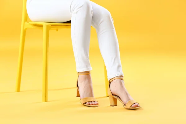 Jeune Femme Dans Des Chaussures Élégantes Assis Sur Chaise Sur — Photo