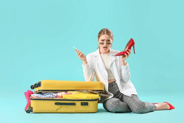 Stressed Young Woman Suitcase Lot Things Color Background Travel Concept — Stock Photo, Image